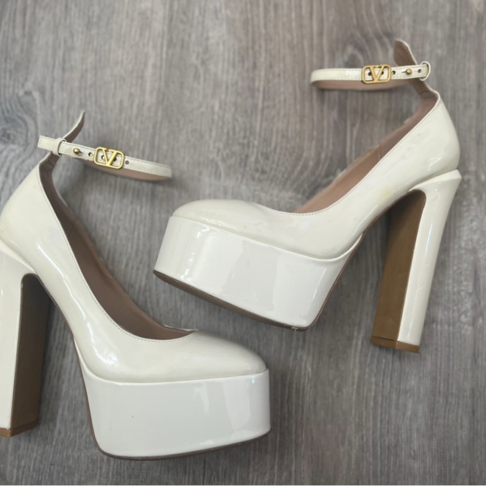 Valentino Tan Go Patent Leather Platforms womans size 38 (7.5)